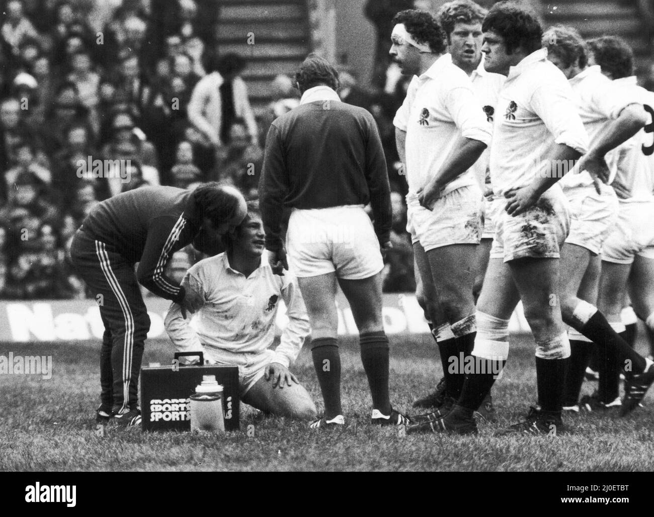 Five Nations Championship Inghilterra / Galles 16th Febbraio 1980.un giocatore inglese infortunato riceve il trattamento come il pacchetto inglese guarda sopra. L'Inghilterra ha vinto la partita 9 - 8 Foto Stock
