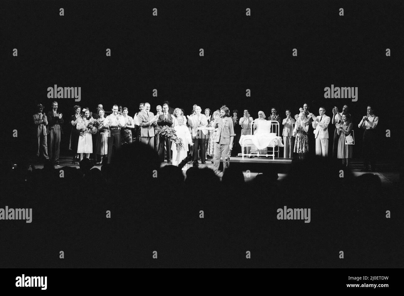 La foto mostra le celebrazioni sul palco a David Essex (che gioca che) presenta Elaine Paige (che gioca Eva Peron) con i fiori alla fine della prima esecuzione notturna di evita al Prince Edward Theatre di Londra... Evita è un musical con musiche di Andrew Lloyd Webber e testi di Tim Rice. Si concentra sulla vita del leader politico argentino Eva per¿, la seconda moglie del presidente argentino Juan per¿. La storia segue la vita precoce di evita, l'ascesa al potere, l'opera di carità e l'eventuale morte. Foto scattata - 21st giugno 1978 Foto Stock