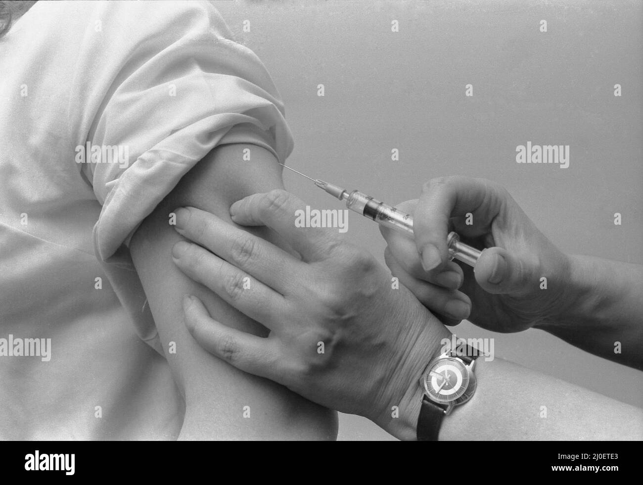 Marion Pollock, 15 anni, subjuects se stessa ad un'iniezione contro il morbillo tedesco (rosolia) che proteggerà la salute di tutti i futuri bambini che può avere. Marion è la figlia del Dr. George Pollock, ufficiale medico di zona per Coventry. 6th giugno 1979. Foto Stock