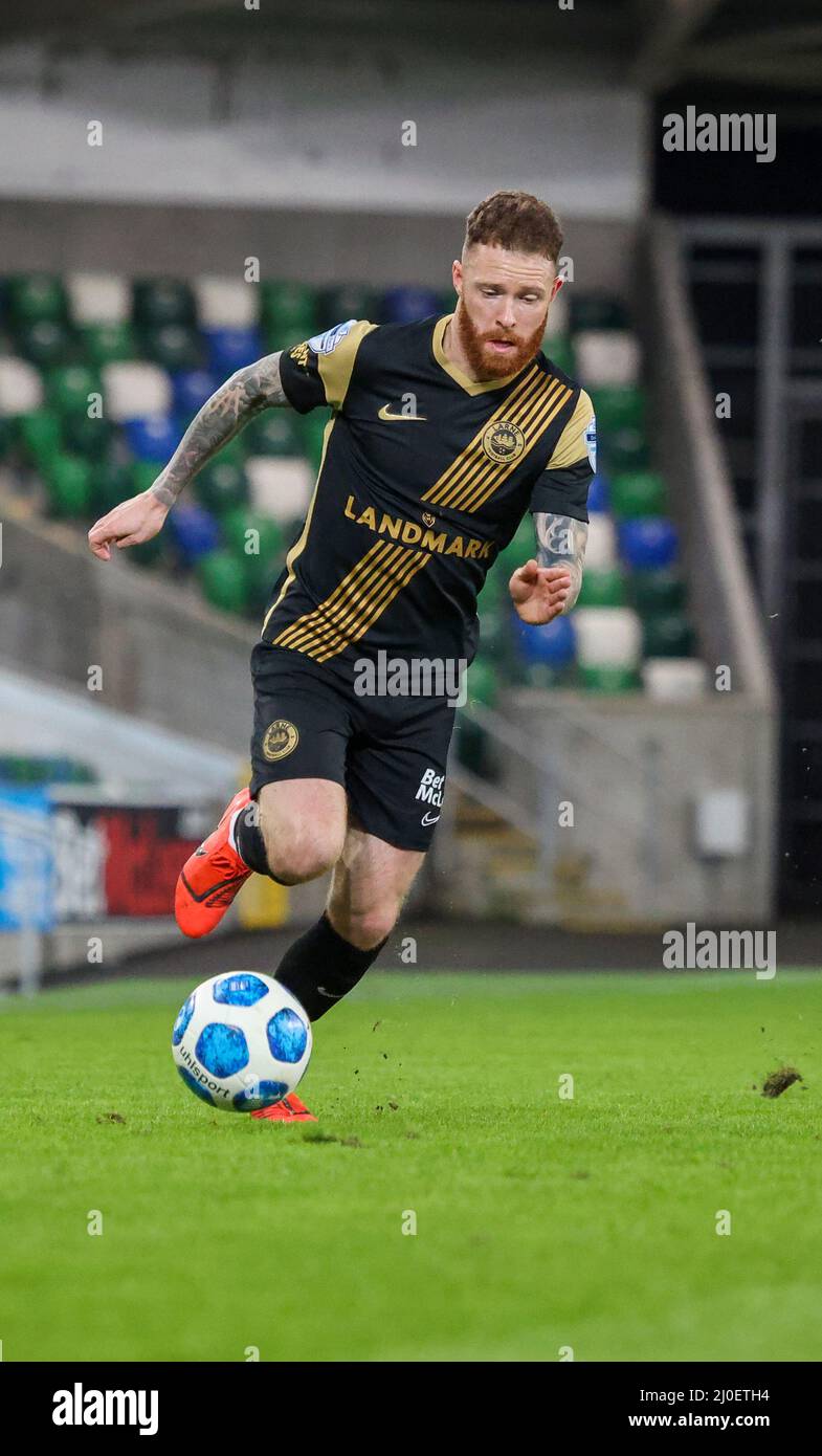 Windsor Park, Belfast, Irlanda del Nord, Regno Unito. 08 Feb 2022. Danske Bank Premiership – Linfield 2 Larne 1.Lee Lynch in azione per Larne. Foto Stock