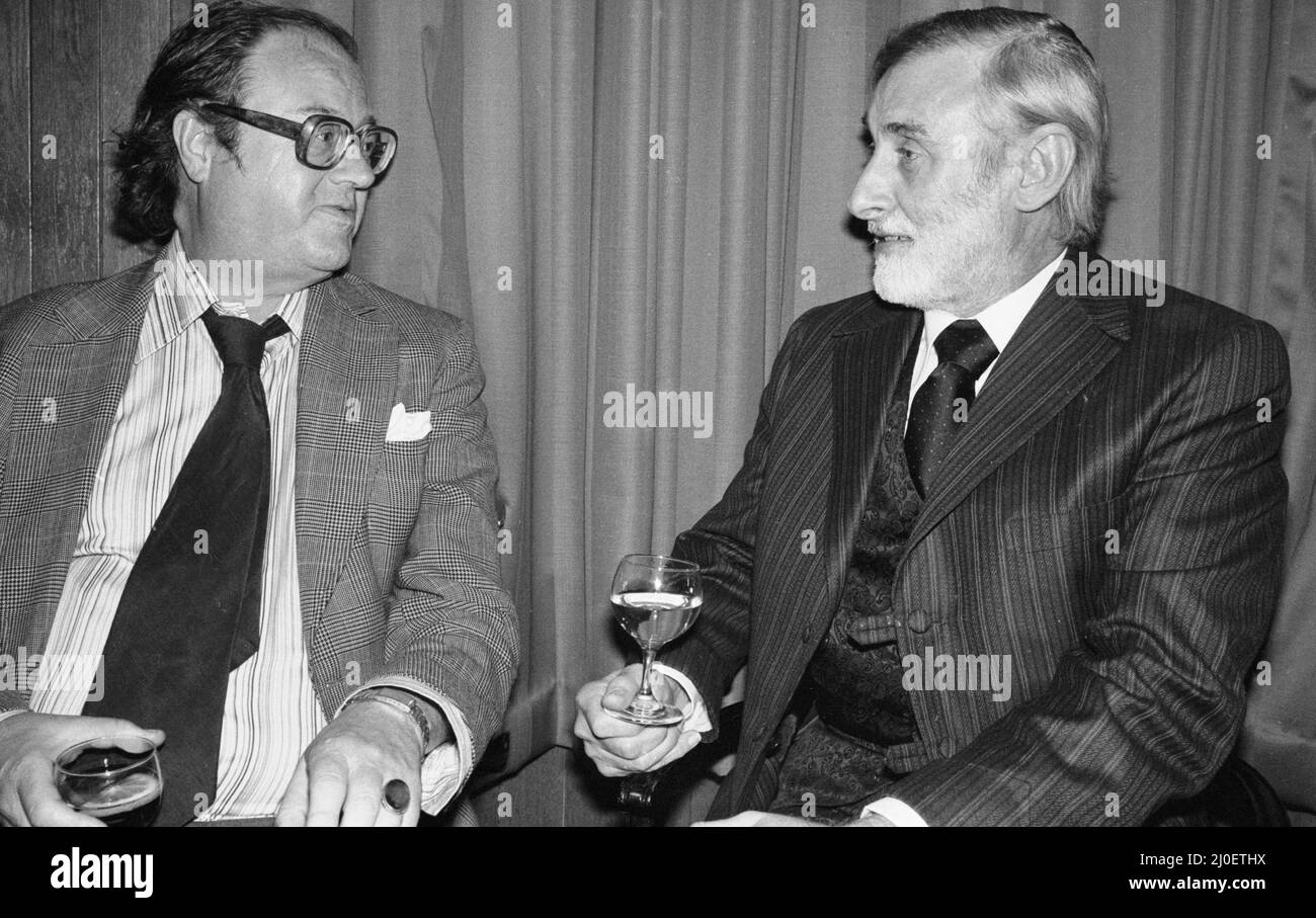 Un confronto verbale tra John Mortimer e Spike Milligan durante la cena a Kettners, Romilly Street, Londra. Giugno 20th 1978 78 3090 Foto Stock