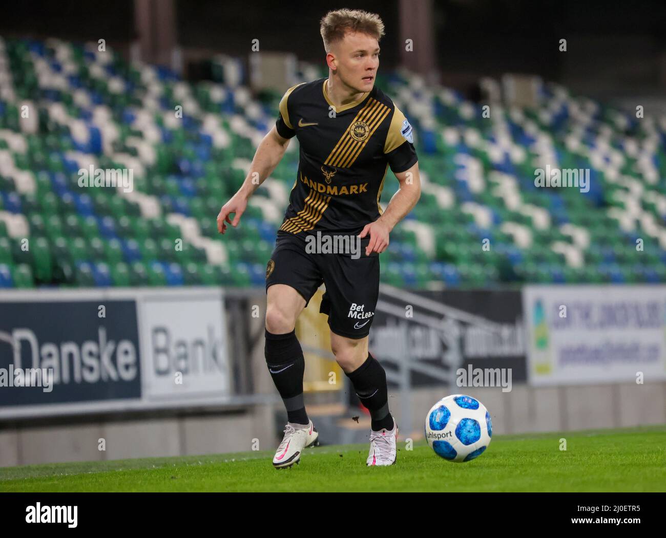 Windsor Park, Belfast, Irlanda del Nord, Regno Unito. 08 Feb 2022. Danske Bank Premiership – Linfield 2 Larne 1. Andy Scott sulla palla per Larne (nero -14) Foto Stock