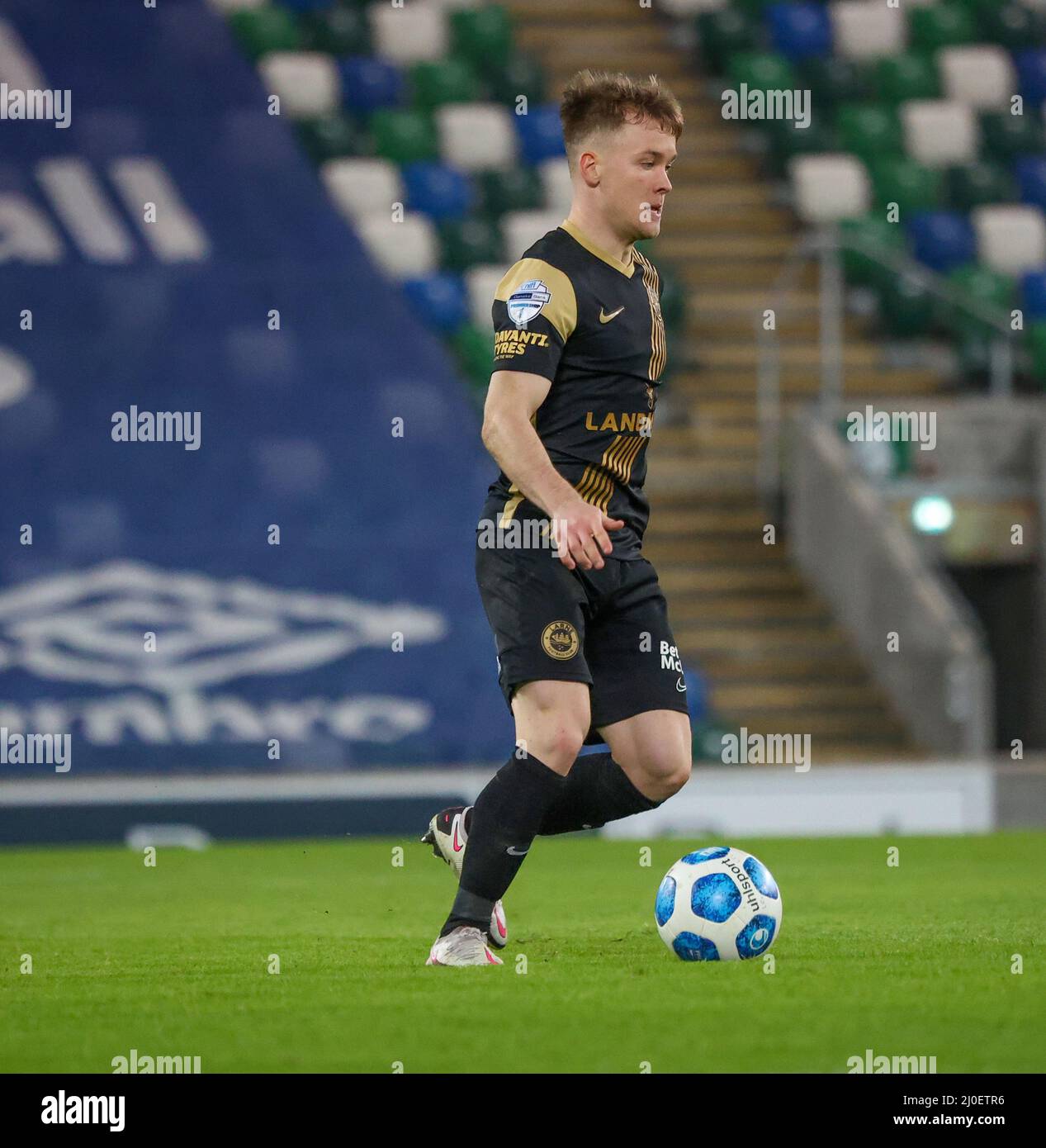 Windsor Park, Belfast, Irlanda del Nord, Regno Unito. 08 Feb 2022. Danske Bank Premiership – Linfield 2 Larne 1. Andy Scott sulla palla per Larne (nero -14) Foto Stock