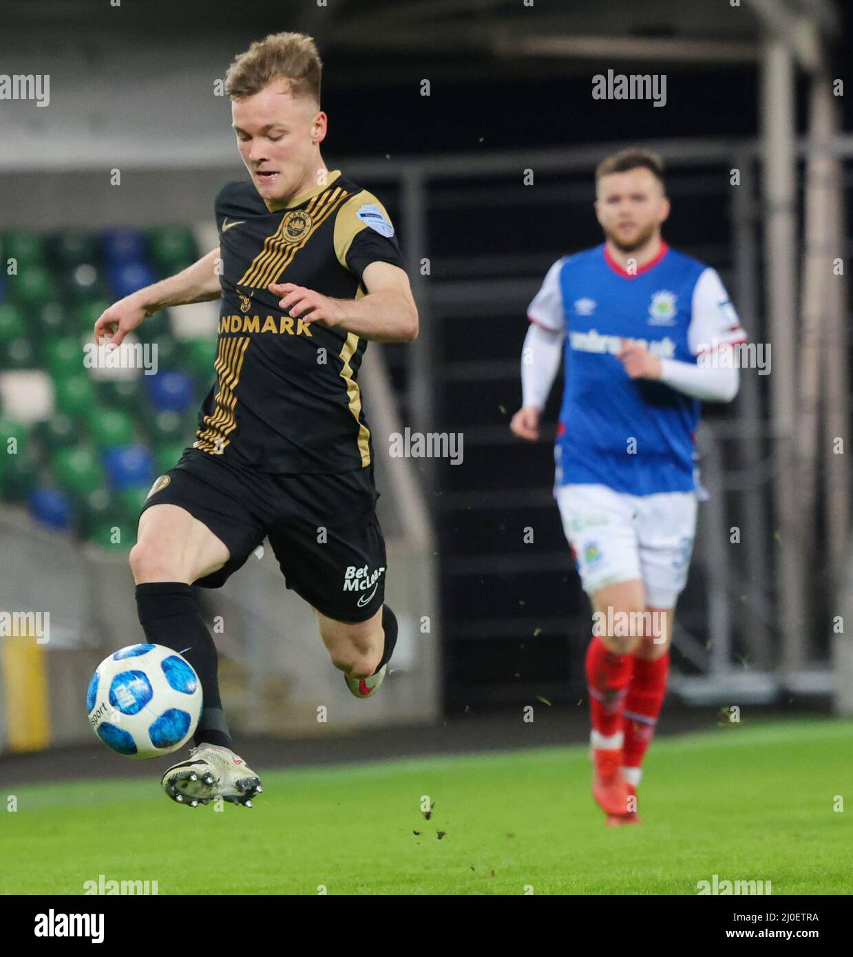 Windsor Park, Belfast, Irlanda del Nord, Regno Unito. 08 Feb 2022. Danske Bank Premiership – Linfield 2 Larne 1. Andy Scott sulla palla per Larne (nero -14) Foto Stock