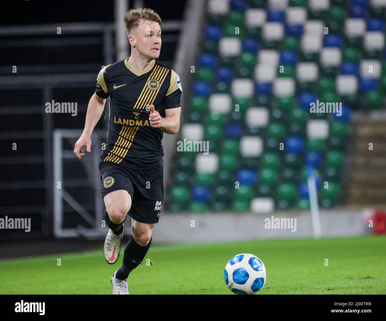 Windsor Park, Belfast, Irlanda del Nord, Regno Unito. 08 Feb 2022. Danske Bank Premiership – Linfield 2 Larne 1. Andy Scott sulla palla per Larne (nero -14) Foto Stock