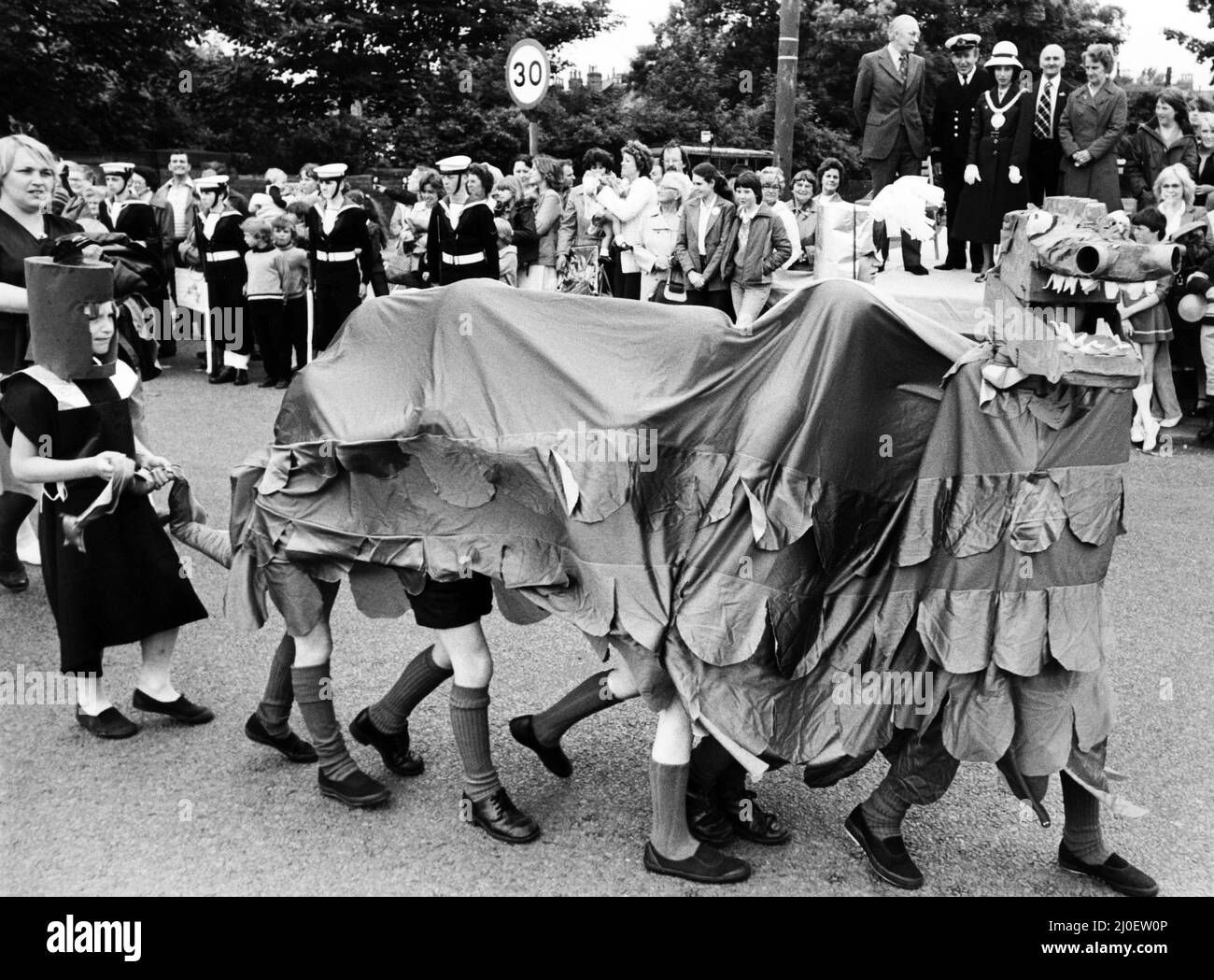 Il drago della scuola di St Mary, Grassendale viene sotto l'occhio del Signore Sindaco mentre marciano oltre il saluto al Carnevale di Garston. Garston è un distretto di Liverpool, Merseyside. 23rd giugno 1979 Foto Stock