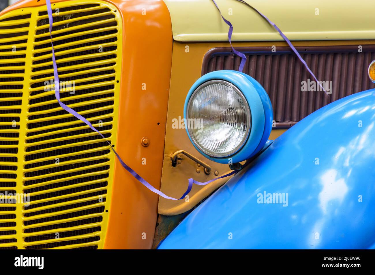 Dettaglio della vecchia auto colorata e stilizzata Foto Stock