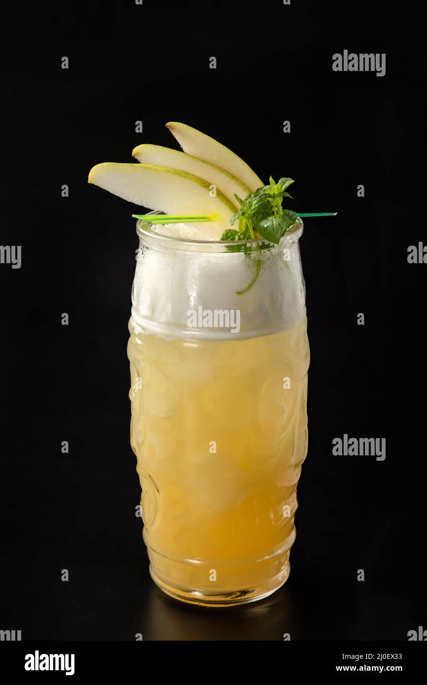 Cocktail alcolico in una tazza di vetro con una pera Foto Stock