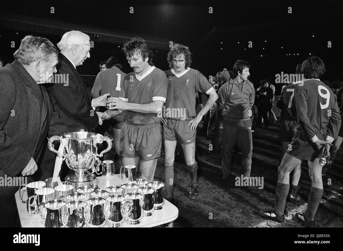 La finale della Coppa di Calcio 1978 fu la diciottesima finale della Coppa di Lega, e fu contestata tra Liverpool e Nottingham Forest. La partita iniziale ha portato a un'estrazione di 0?0 al Wembley Stadium il 18 marzo 1978. Il replay è stato quattro giorni più tardi a Old Trafford, e ha visto John Robertson segnare dal punto di rigore dopo un fallo di Phil Thompson su John o'Hare, che i replay TV ha confermato era effettivamente al di fuori della zona di rigore.(Picture) Liverpool giocatori ricevere i loro secondi classificati trofei. 22nd marzo 1978 Foto Stock