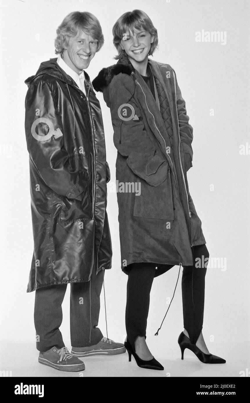 ****NOTA: LEGGERO MOVIMENTO IN QUESTA CORNICE, MA LA POSIZIONE E L'ESPRESSIONE DEL CORPO DI LESLIE È PIACEVOLE QUINDI È L'INCLUSIONE**** Leslie Ash e Phil Davis, che sono star nel film Quadrophenia, scritto dall'OMS, Questa è la storia di Mod and Rockers nel 1960s, qui in una quadrofenia del 1979 per il Daily Mirror. Phil Davis suona il calcido e Leslie Ash suona il protagonista Steph nel film. In questa particolare immagine messa a punto, Phil Davis sta indossando un Fred Perry top con maniche corte £9,99, nero nylon parka, £12,99. Leslie Ash indossa una tuta £9,95 e una parka viola scamosciata £ Foto Stock