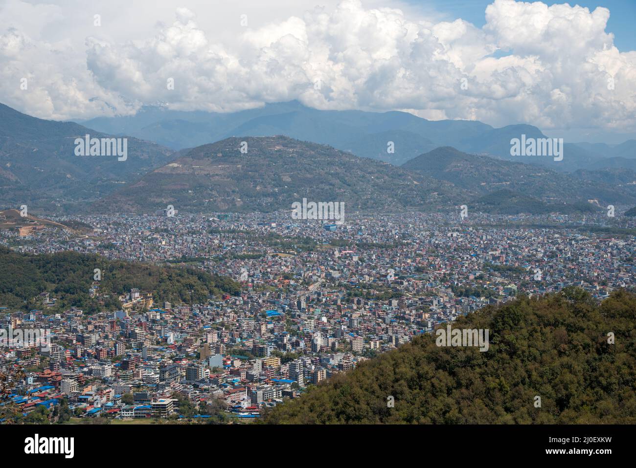 Il paesaggio urbano di Pokhara con la catena montuosa Annapurna nel Nepal centrale, in Asia Foto Stock