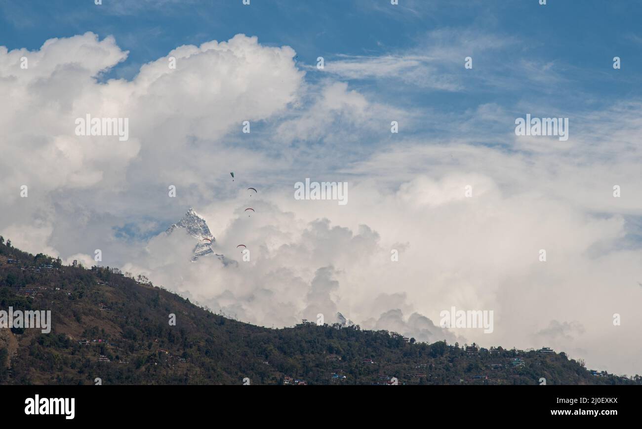 Il massiccio dell'Annapurna nell'Humalaya è coperto di neve e ghiaccio nel Nepal Asia centro-settentrionale Foto Stock