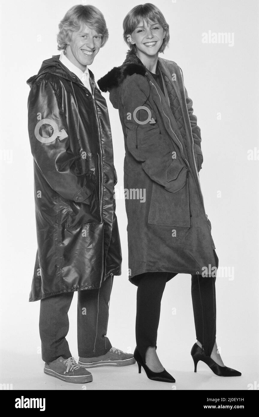 Leslie Ash e Phil Davis, protagonista del film Quadrofenia, scritto dall'OMS, che è la storia di Mod e Rockers nel 1960s, visto qui in una caratteristica di moda Quadrofenia del 1979 per il Daily Mirror. Phil Davis suona il calcido e Leslie Ash suona il protagonista Steph nel film. In questa particolare immagine messa a punto, Phil Davis sta indossando un Fred Perry top con maniche corte £9,99, nero nylon parka, £12,99. Leslie Ash indossa una tuta £9,95 e una parka viola scamosciata £125. Tutti i prezzi sono 1979. Foto scattata il 16th agosto 1979 Foto Stock