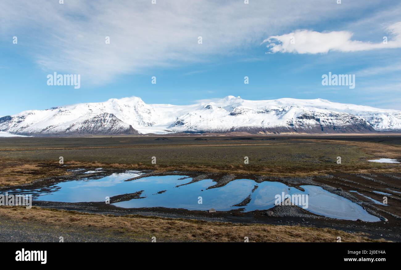 Paesaggio islandese invernale con lago e montagne. Islanda Foto Stock