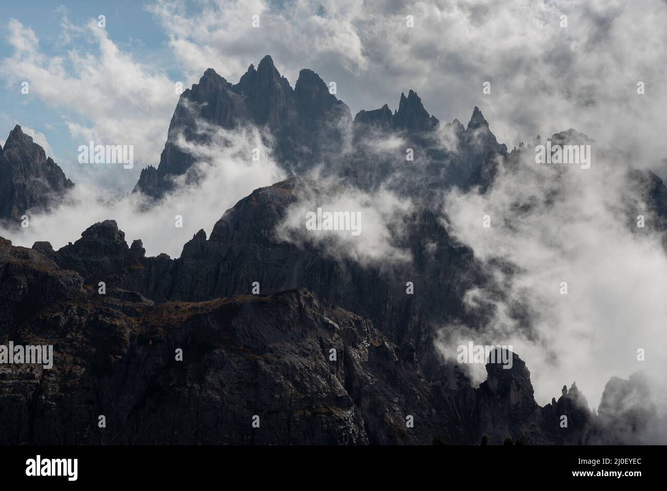 Cime di montagna nella zona di tre cime in Italia Foto Stock