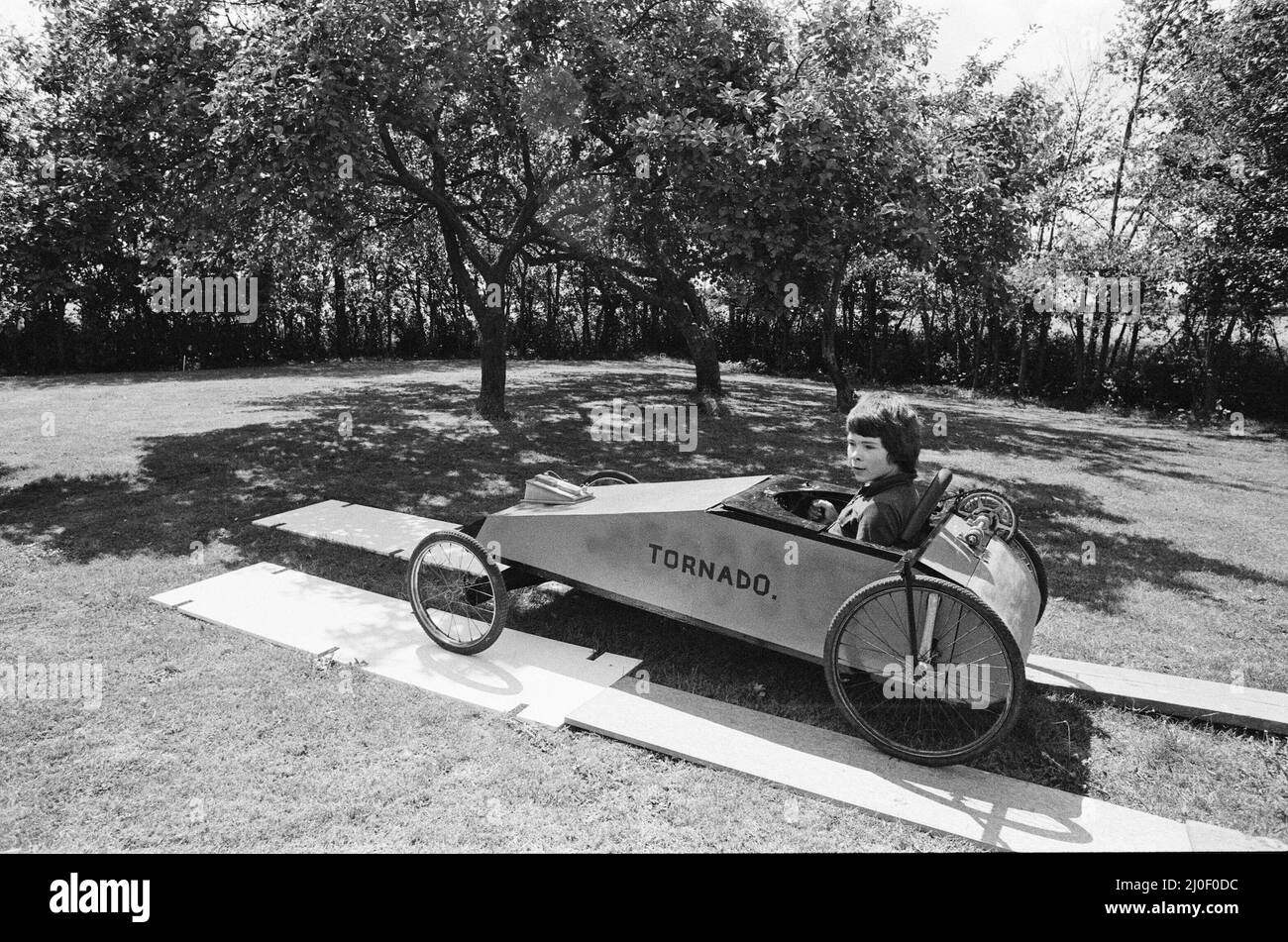 Concorso per motori elettrici Lucas ¿2000. L'immagine mostra il numero dell'auto: 16. Spettacolo di immagini Nicholas Grant, 15 anni, di Stisted, Essex, vicino a Brainstree, Con la sua auto elettrica a motore chiamata Tornado. Nicholas non è abbastanza vecchio per guidare se stesso in modo da ha assunto un amico. È tutto il design di Nicholas. L'immagine mostra Nicholas nel motore. Foto scattata il 2nd agosto 1979 Foto Stock