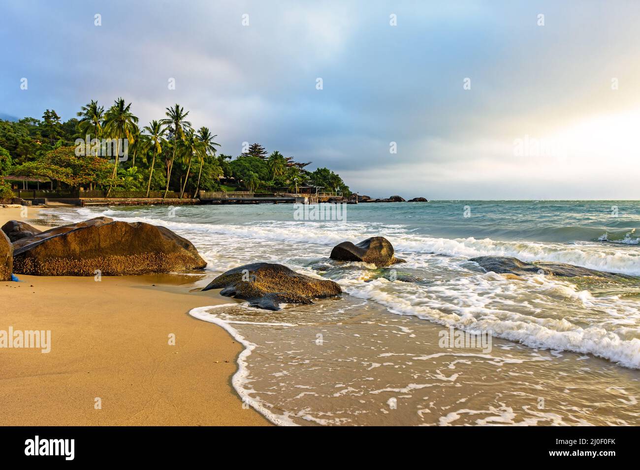 Spiaggia tropicale sull'isola di Ilhabela Foto Stock