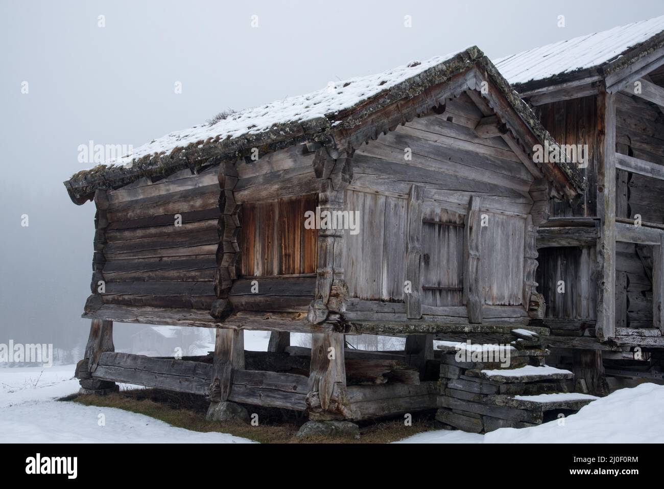 Il museo di Vest-Telemark espone vecchie fattorie di Telemark in Norvegia. Foto Stock