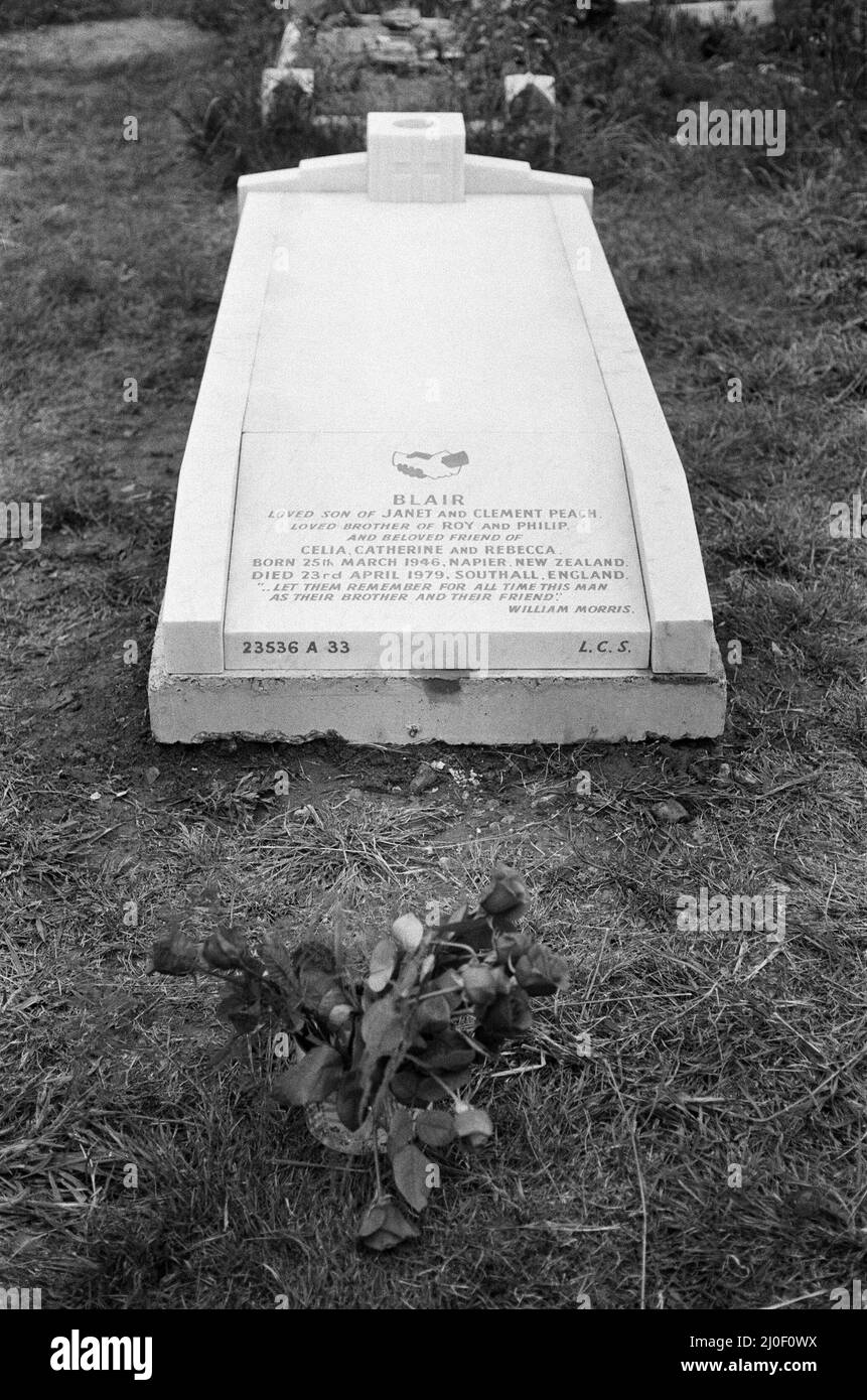 Blair Peach, morto a Southall, Londra occidentale, manifestazioni contro il fronte Nazionale il 23rd 1979 aprile, con un colpo alla testa. L'immagine mostra la sua lapide all'East London Cemetery e crematorio moving inscription dice. "Blair, figlio diletto di Janet e Clemente Peach. Amato fratello di Roy e Filippo. E amato amico di Celia Caterina e Rebecca . Nato il 25 marzo 1946 Napier Nuova Zelanda ? Morto 23 aprile 1979 Southall Inghilterra lasciate che ricordino per tutto il tempo quest'uomo come loro fratello e come William Morris loro amico. Foto scattata il 3rd giugno 1980 Foto Stock