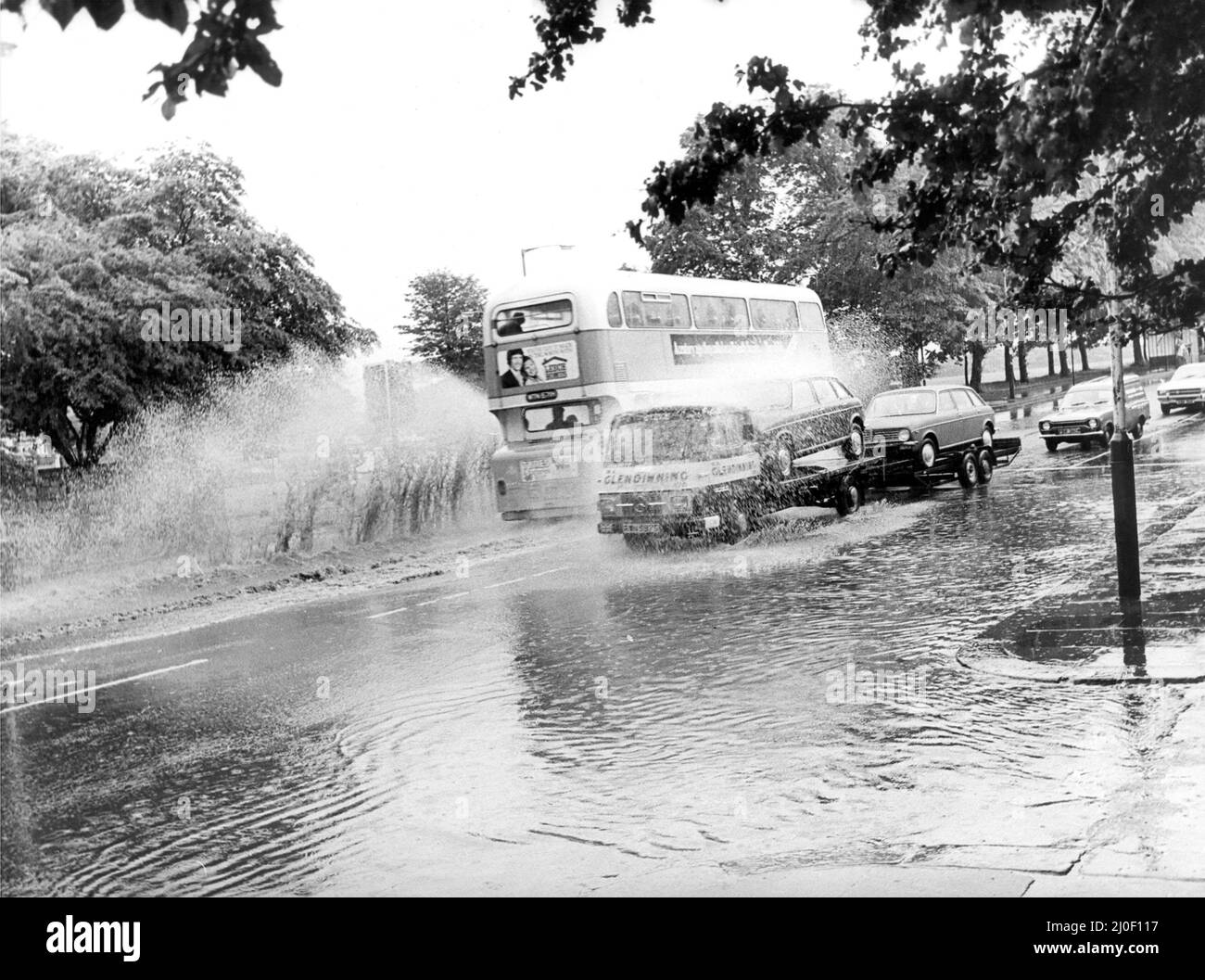 Il traffico è dilagato nell'alluvione sulla A1 a Gosforth, Newcastle nel 1978 Foto Stock