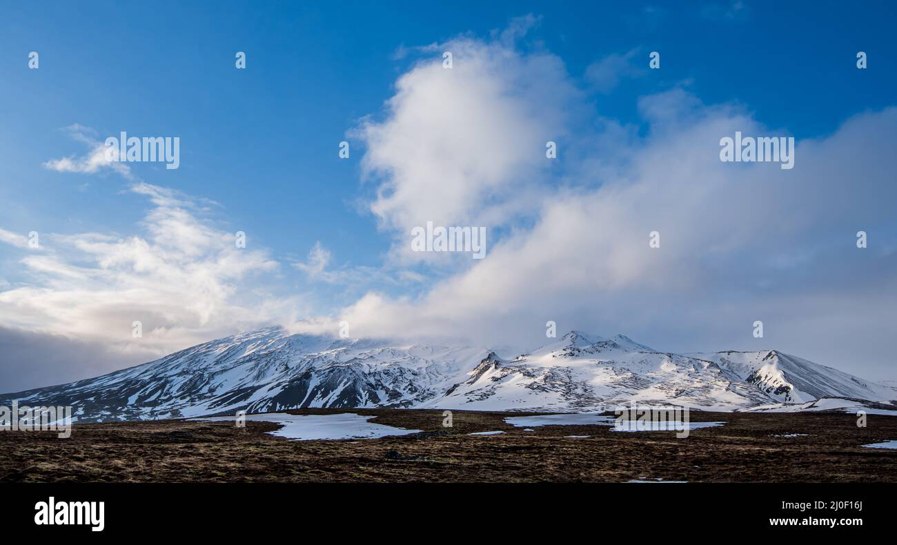 Paesaggio islandese con montagne e prati coperti di neve. Islanda Foto Stock