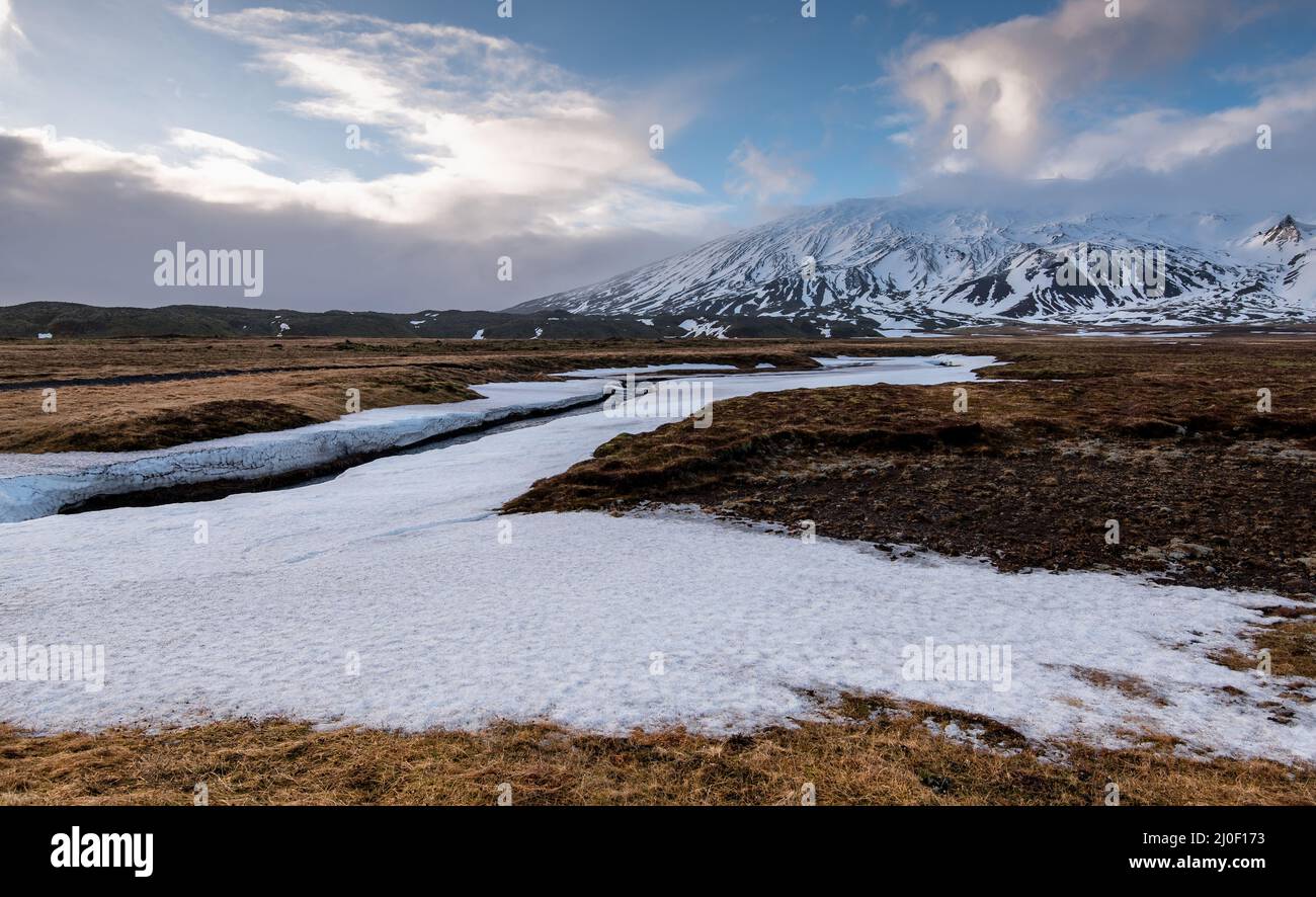 Paesaggio islandese con montagne e prati coperti di neve. Islanda Foto Stock
