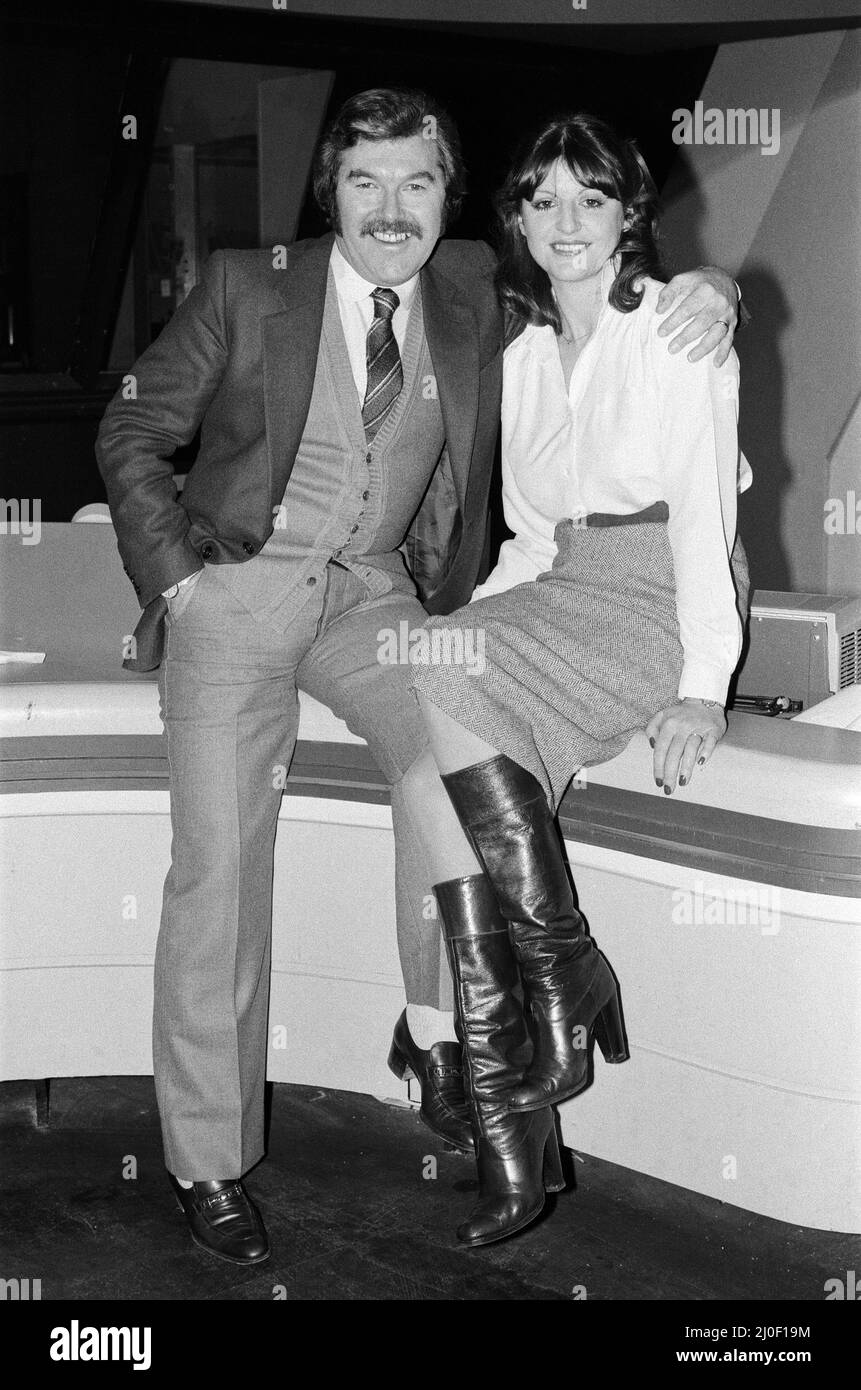 Dickie Davies presentatore di ITV con il suo nuovo direttore Patricia Mardochai. London Weekend Television Studios, Londra. 2nd gennaio 1979. Foto Stock