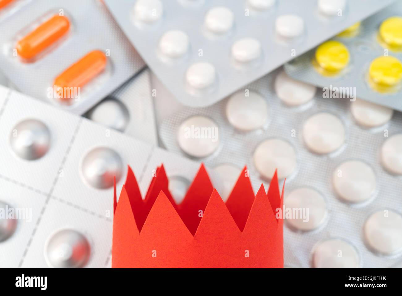 Trattamento del coronavirus con farmaci. Vendita di pillole in farmacia. Industria medica. Medicinali per malattie. Foto Stock