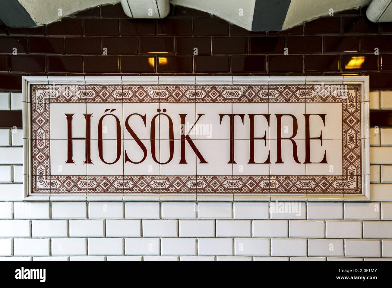 Budapest, UNGHERIA - 15 FEBBRAIO 2015 - stazione della metropolitana di Hosok tere Foto Stock