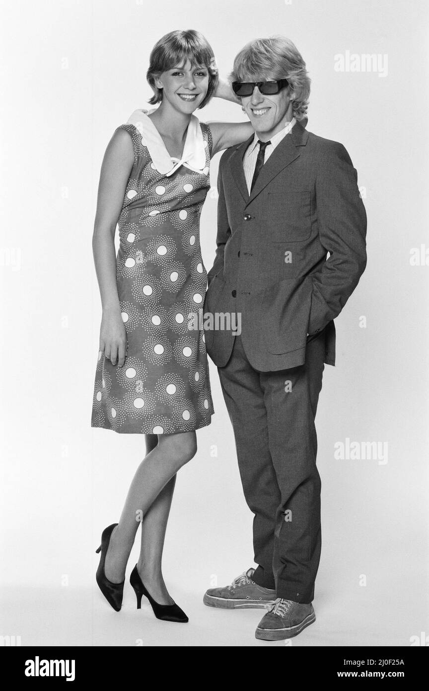 Leslie Ash e Phil Davis, protagonista del film Quadrofenia, scritto dall'OMS, che è la storia di Mod e Rockers nel 1960s, visto qui in una caratteristica di moda Quadrofenia del 1979 per il Daily Mirror. Phil Davis suona il calcido e Leslie Ash suona il protagonista Steph nel film. In questa immagine particolare imposta i progettisti di vestiti non sono id'd, ma veda altre immagini in questo insieme dove, Phil Davis sta portando una parte superiore Fred Perry con le maniche corte £9,99, parka nera di nylon, £12,99. E dove Leslie Ash indossa una tuta £9,95 e una parka viola scamosciata £125. Tutti i prezzi sono 1979. Immagine ta Foto Stock