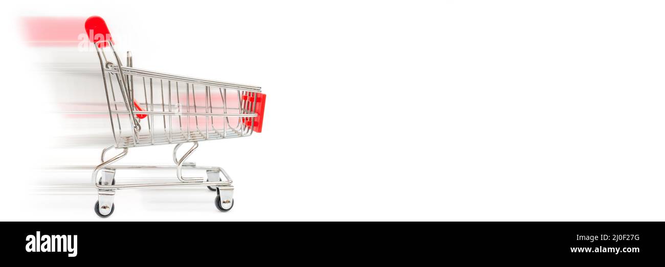 Carrello in metallo per supermercato. Trasporto dei prodotti in negozio. Vendita al dettaglio. Foto Stock
