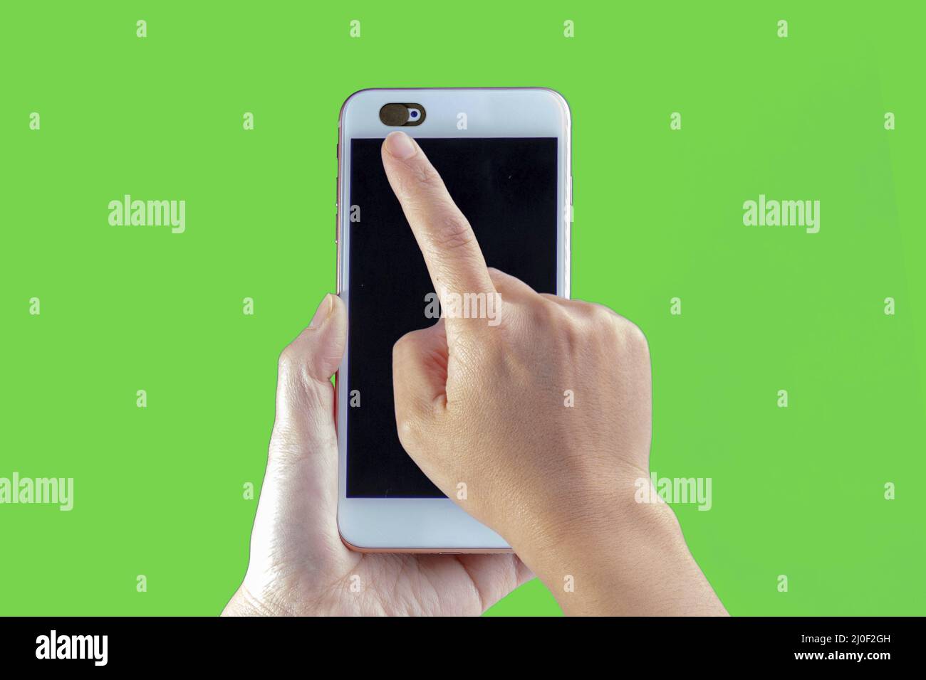 Diapositiva della copertina per la privacy della fotocamera, per la copertura anteriore della fotocamera per tenere la mano di un dispositivo smart su sfondo verde Foto Stock