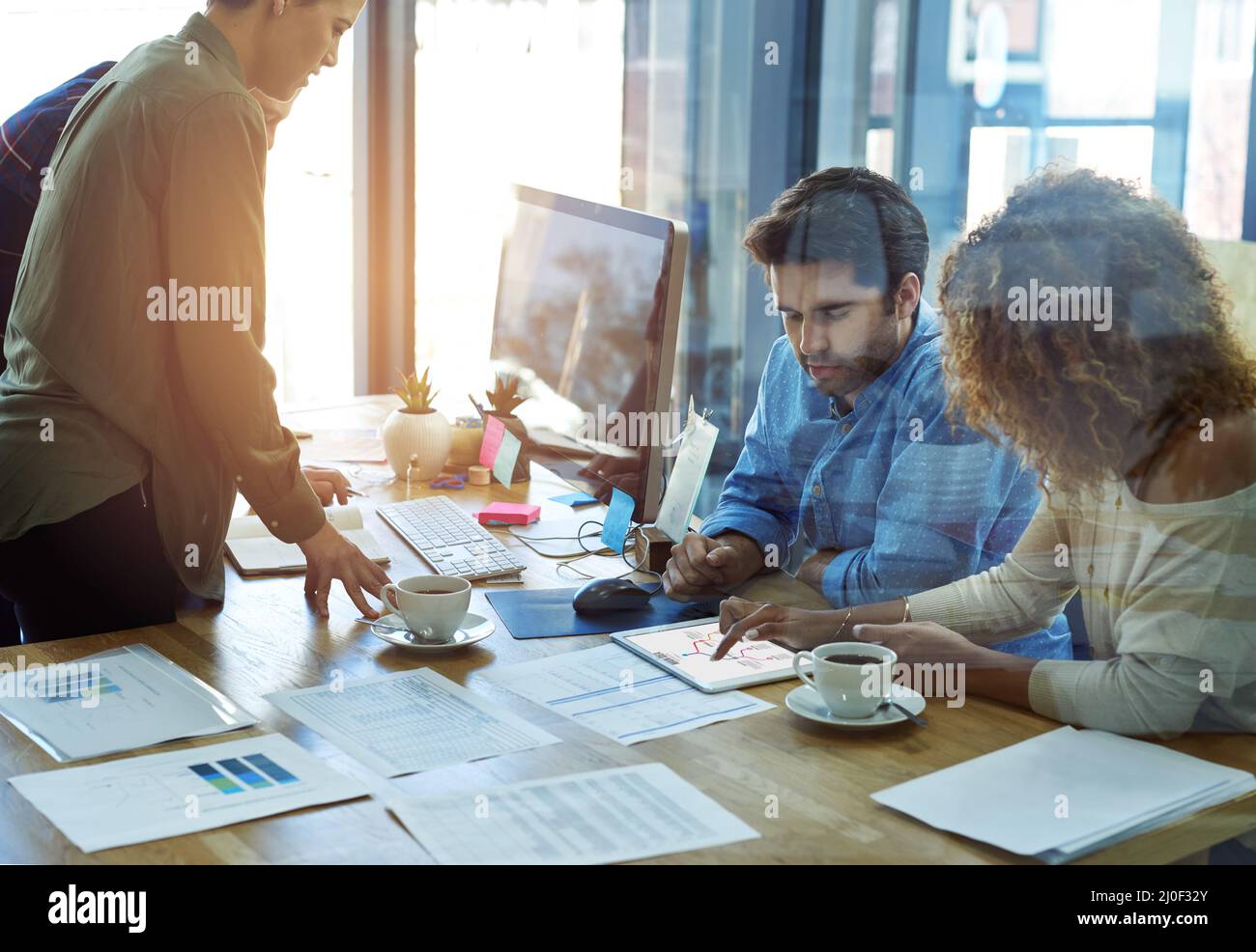 La mappatura mentale ci aiuta a pensare e collaborare meglio. Shot di uomini d'affari che lavorano in team in un ufficio moderno. Foto Stock