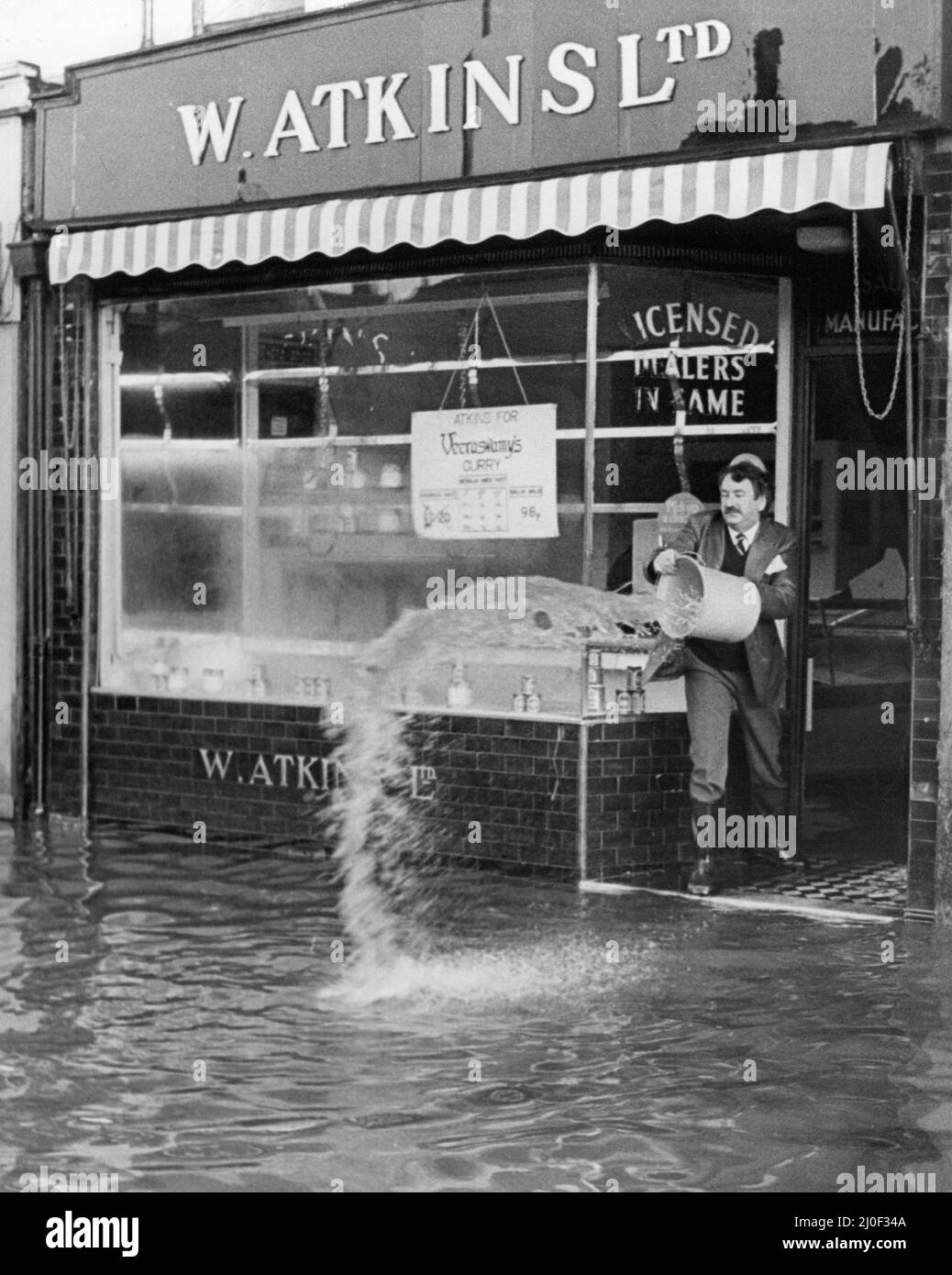 Cardiff Floods 1979, la nostra foto mostra ... chiaro inizia a un macellaio in Cowbridge Road East, Cardiff, Giovedi 27th dicembre 1979. W Atkins Ltd Foto Stock