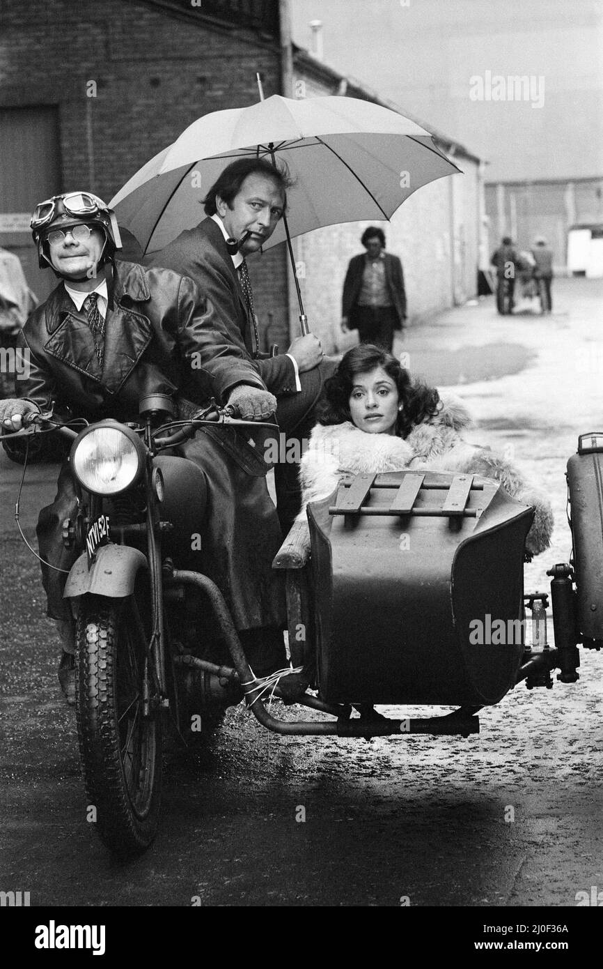 Le riprese del film comico "The Odd Job" iniziano presso gli Shepperton Studios. Il film è protagonista Graham Chapman, Diane Quick e David Jason (moto di guida). 3rd febbraio 1978. Foto Stock