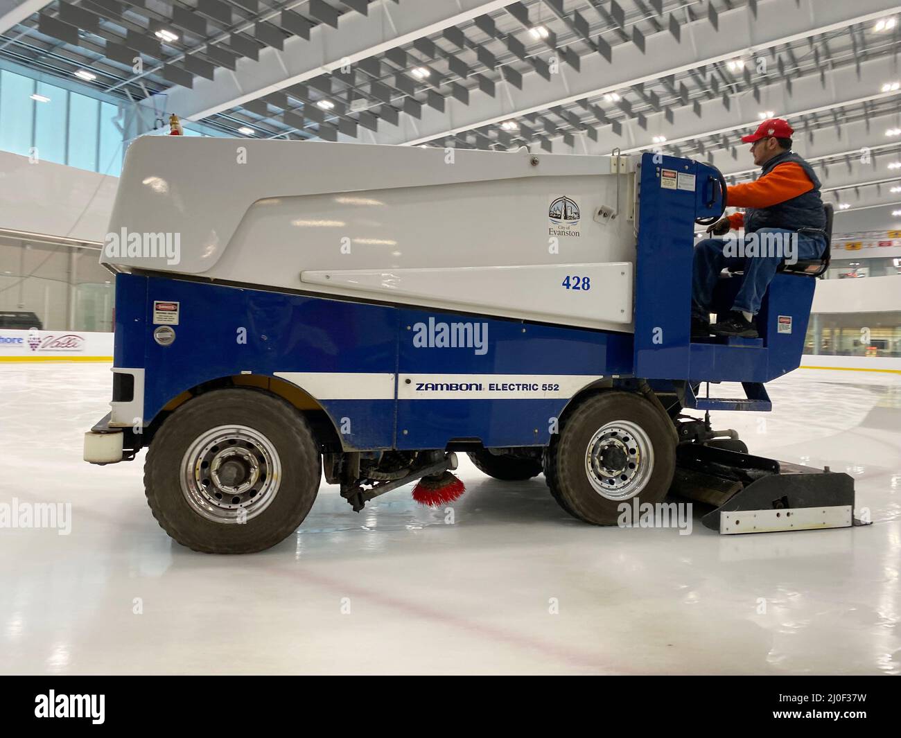 Evanston, Illinois, Stati Uniti. 18th Mar 2022. JOHN RUCCI riaffetta il ghiaccio al Robert Crown Community Center di Evanston, Illinois, con una macchina per il ripavimentamento del ghiaccio Electric Model 522 Zamboni venerdì 18 marzo 2022. Il Centro utilizza lo Zambonis elettrico per le sue due lastre di ghiaccio. La struttura dispone inoltre di una biblioteca pubblica, sale riunioni e un percorso per passeggiate/corsa. Credit: ZUMA Press, Inc./Alamy Live News Foto Stock