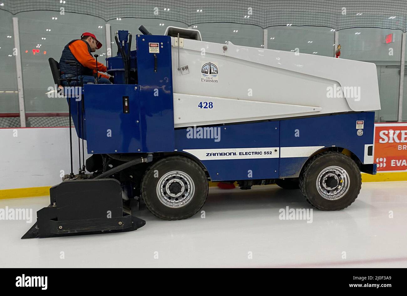 Evanston, Illinois, Stati Uniti. 18th Mar 2022. JOHN RUCCI riaffetta il ghiaccio al Robert Crown Community Center di Evanston, Illinois, con una macchina per il ripavimentamento del ghiaccio Electric Model 522 Zamboni venerdì 18 marzo 2022. Il Centro utilizza lo Zambonis elettrico per le sue due lastre di ghiaccio. La struttura dispone inoltre di una biblioteca pubblica, sale riunioni e un percorso per passeggiate/corsa. Credit: ZUMA Press, Inc./Alamy Live News Foto Stock