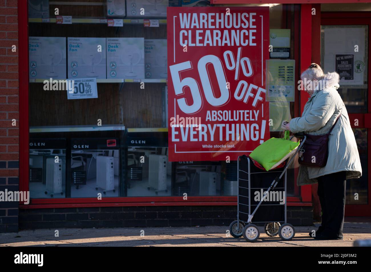 REGNO UNITO. 18th Mar 2022. (220319) -- HUYTON, 19 marzo 2022 (Xinhua) -- Una donna si trova vicino ad un segno di sconto di un negozio in Huyton, Gran Bretagna, 18 marzo 2022. La banca centrale britannica, la Banca d'Inghilterra (boe), ha nuovamente innalzato il tasso di interesse di riferimento al 0,75 per cento in una mossa per combattere l'aumento dell'inflazione, secondo una dichiarazione della boe giovedì. La boe ha aumentato i costi di finanziamento diverse volte da dicembre per ridurre l'impennata inflazione del paese, che ha raggiunto un massimo di 30 anni del 5,5 per cento in gennaio. Il comitato per la politica monetaria della Banca si aspettava che l'inflazione britannica crescesse ulteriormente i Foto Stock