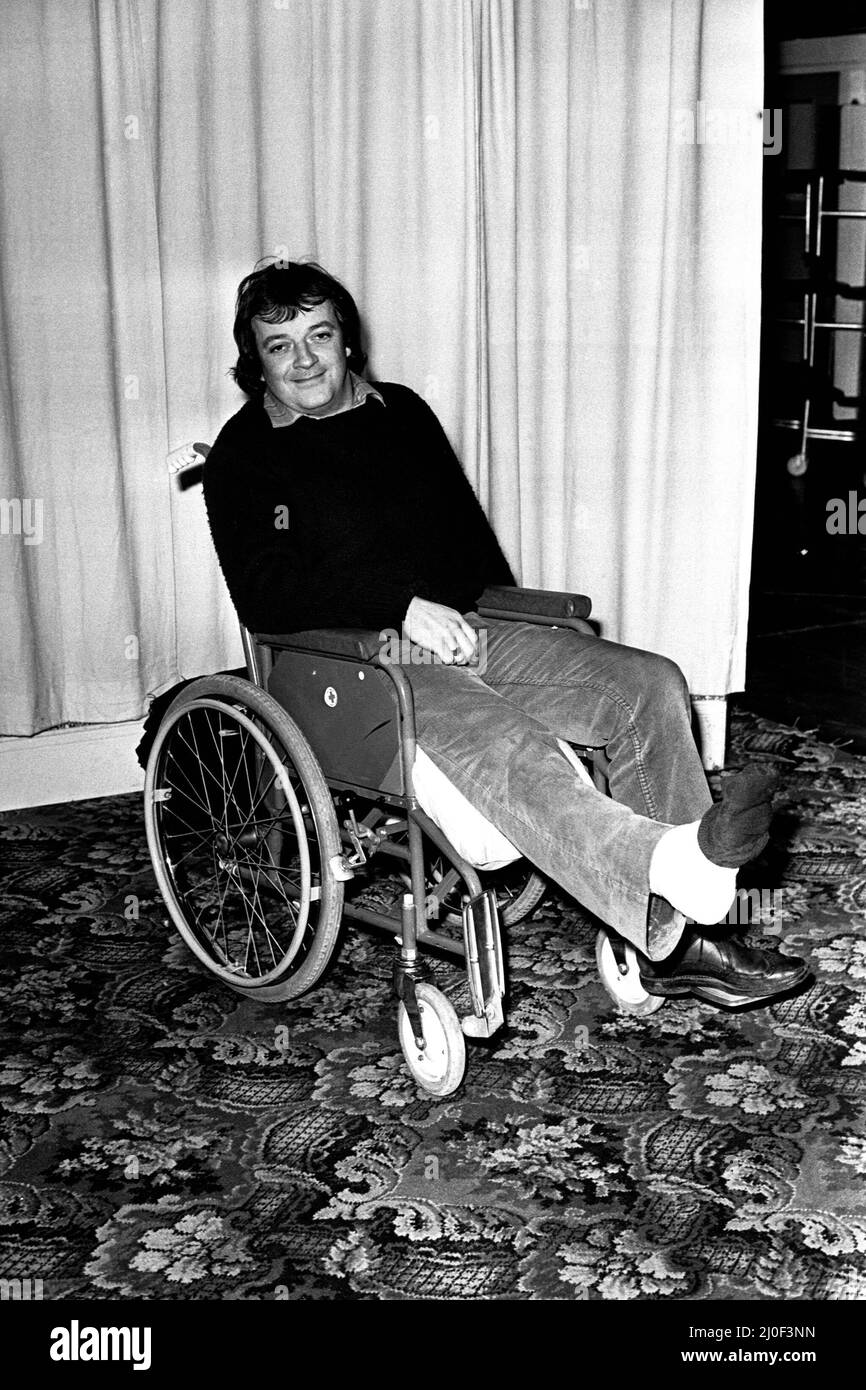 L'attore Tim Healy ha deciso che lo spettacolo deve andare avanti nonostante una pausa sfortunata. Così Tim, che sta allattando un osso incrinato nel suo piede, sta ancora calpestando le tavole con Live Theatre - in una sedia a rotelle. Nel gioco Rainbow Coloured Disco Dancer. Foto Stock