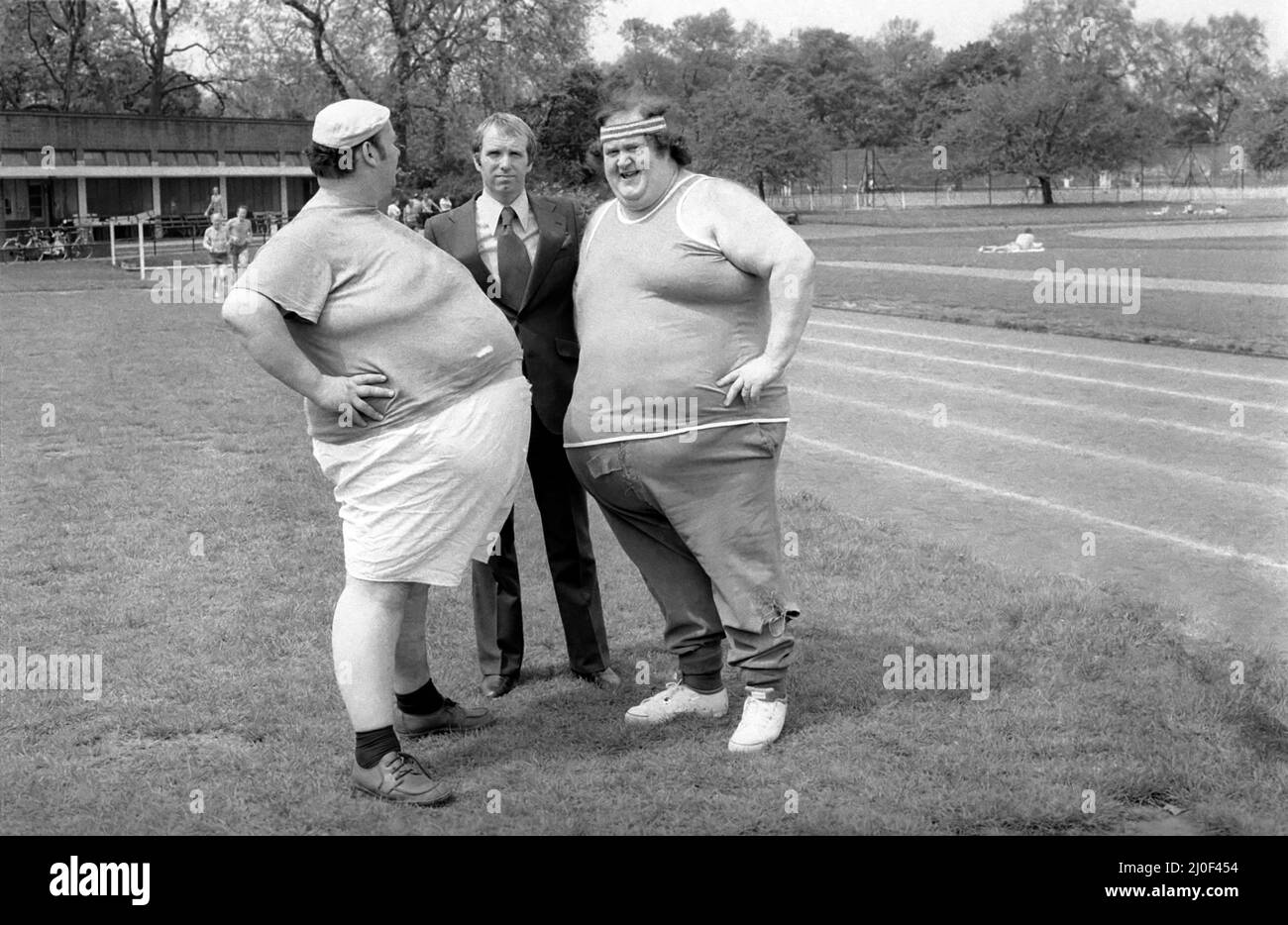 Jogger-nauts: John Robinson scrittore sportivo con Colin Taylor jogging a Battersea Park. Maggio 1979 78-2550-014 Foto Stock