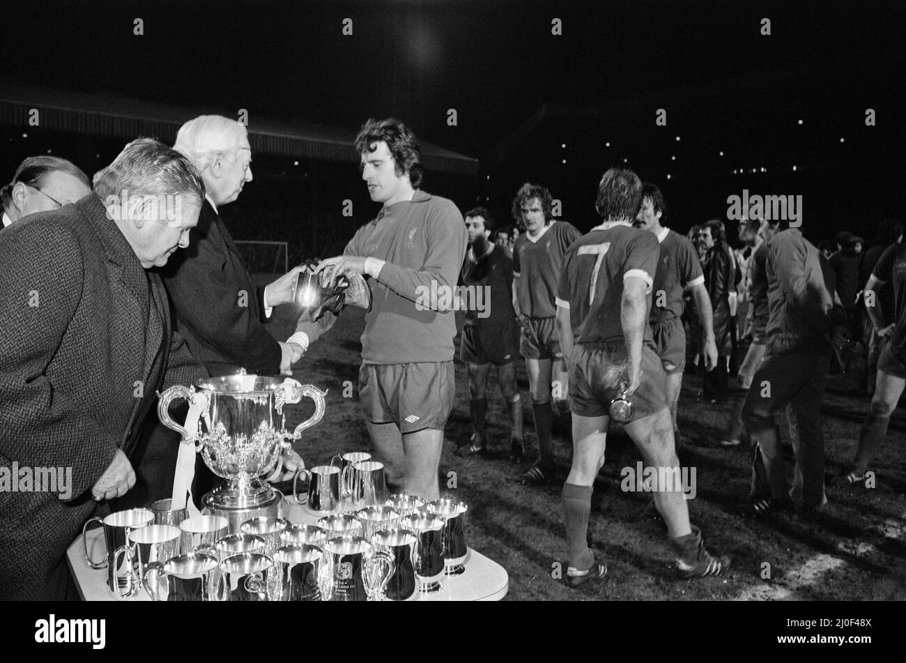 La finale della Coppa di Calcio 1978 fu la diciottesima finale della Coppa di Lega, e fu contestata tra Liverpool e Nottingham Forest. La partita iniziale ha portato a un'estrazione di 0?0 al Wembley Stadium il 18 marzo 1978. Il replay è stato quattro giorni più tardi a Old Trafford, e ha visto John Robertson segnare dal punto di rigore dopo un fallo di Phil Thompson su John o'Hare, che i replay TV ha confermato era effettivamente al di fuori della zona di rigore.(Picture) Liverpool giocatori ricevere i loro secondi classificati trofei. 22nd marzo 1978 Foto Stock