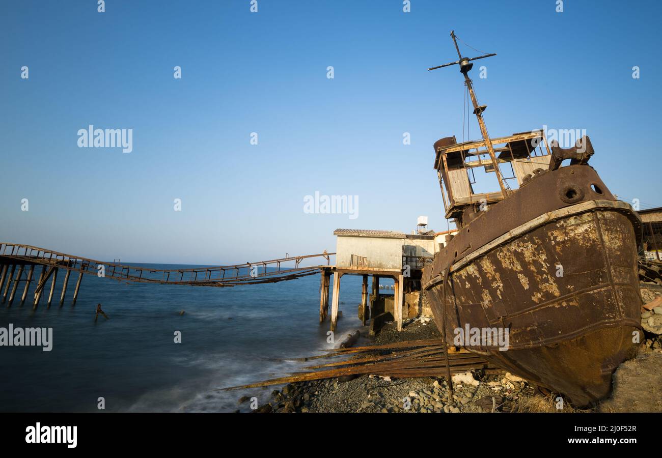 Relitto della nave da pesca che riposa sulla riva Foto Stock