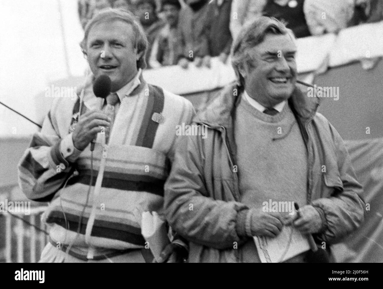 Programma televisivo BBC series IT's a Knockout IT's a Knockout - tre squadre di Newcastle, Gateshead e Sunderland si sfidano al Roker Seafront di Sunderland 1 giugno 1980 - i presentatori Stuart Hall e Eddie Waring si divertiranno a gareggiare Foto Stock