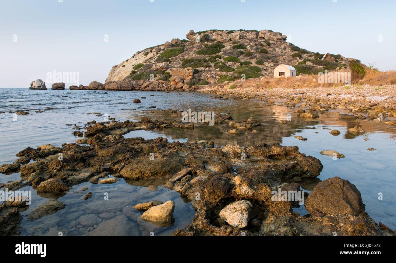 Zona rocciosa costiera cappella cristiana nel nord di Cipro Foto Stock