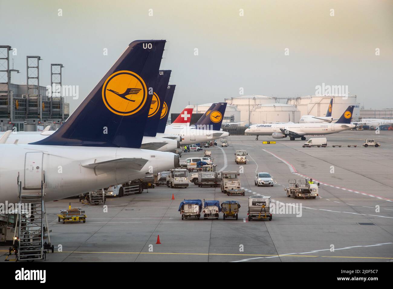 Aerei di Lufthansa sulla pista di Francoforte Aeroporto Internazionale Germania Foto Stock