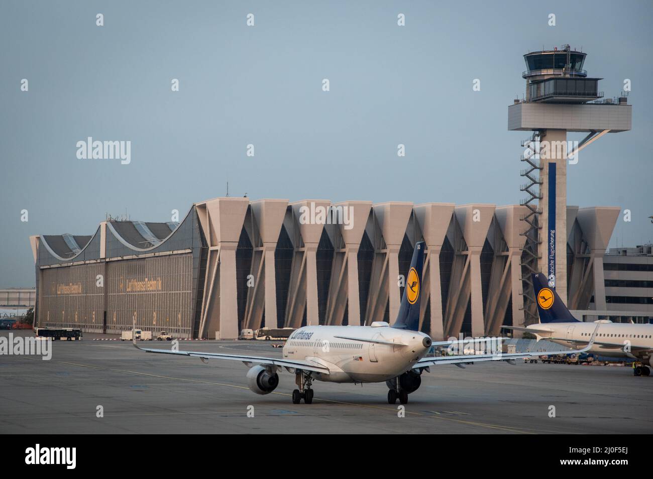 Aeroplani di Lufthansa sulla pista al terminal 1 dell'aeroporto internazionale di Francoforte in Germania Foto Stock