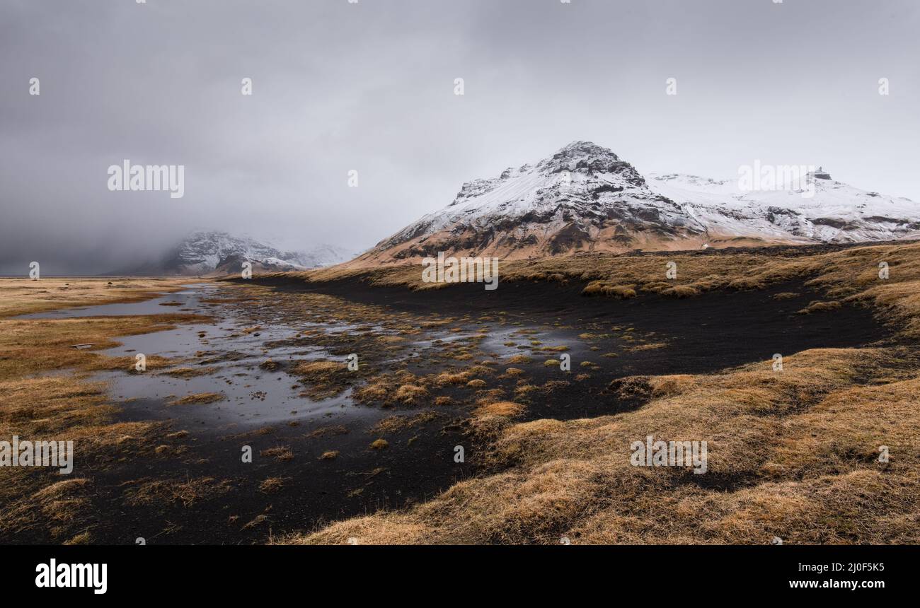 Paesaggio montano islandese con vulcano Katla innevato in Islanda Foto Stock