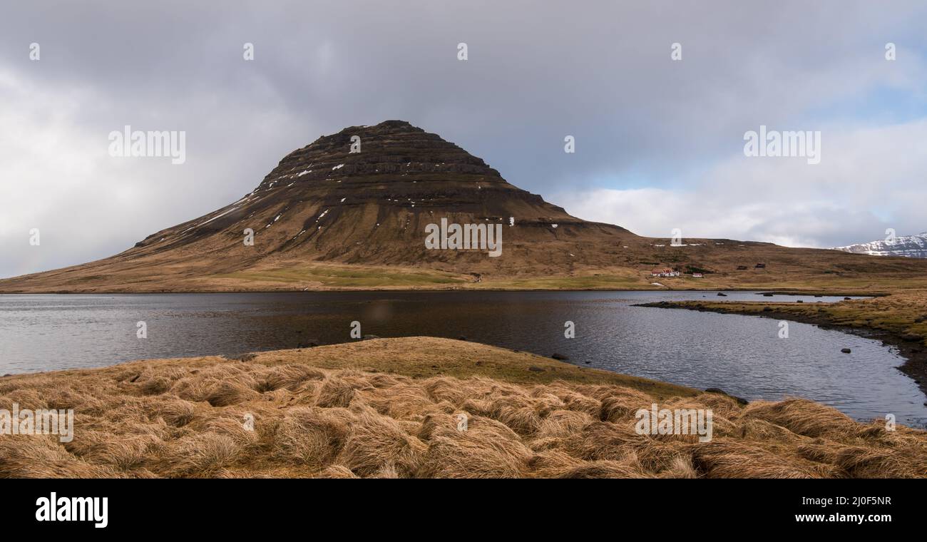 Paesaggio islandese con montagna di Kirkjufell, Islanda Foto Stock