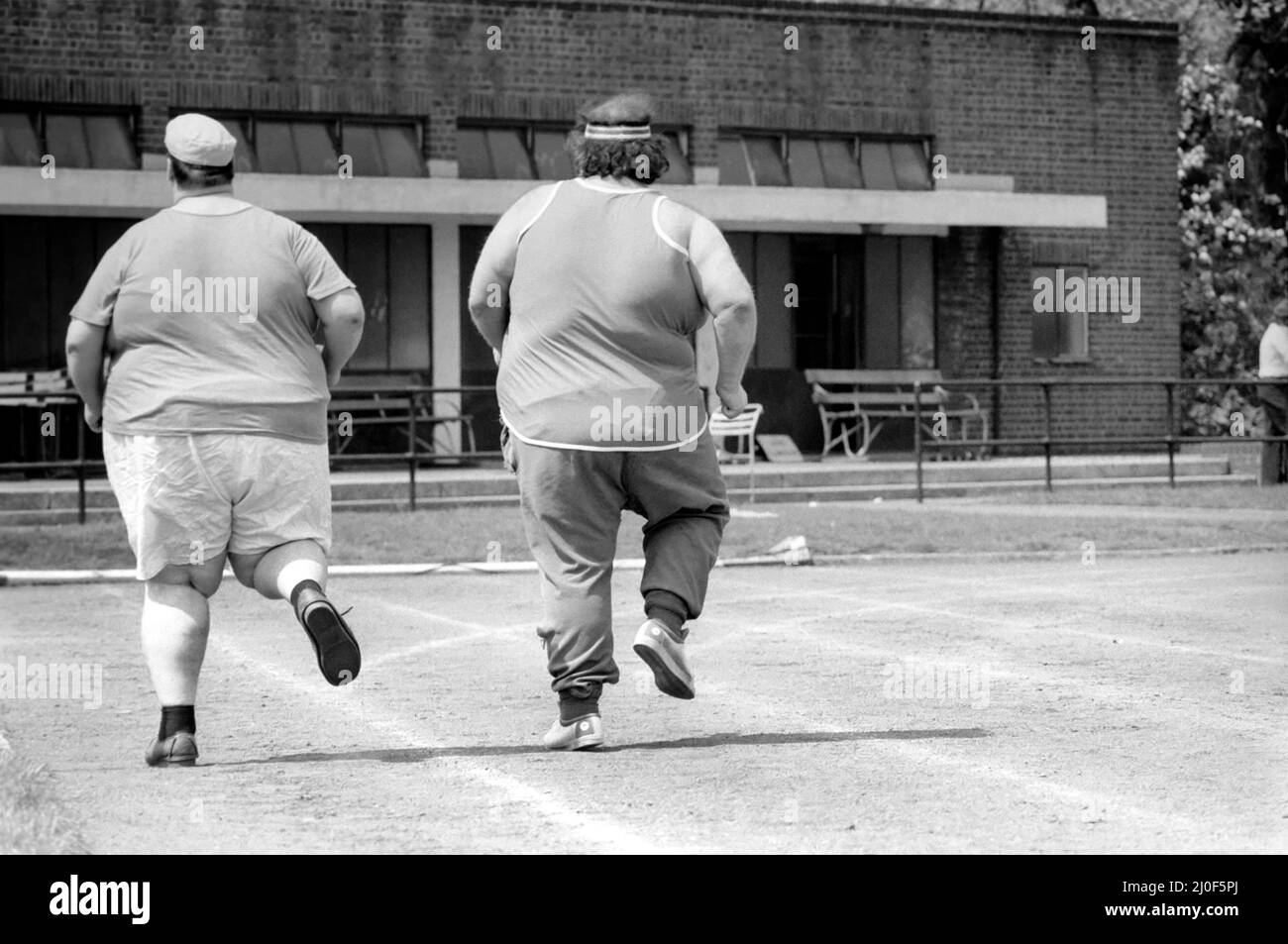 Jogger-nauts: John Robinson scrittore sportivo con Colin Taylor jogging a Battersea Park. Maggio 1979 78-2550-012 Foto Stock