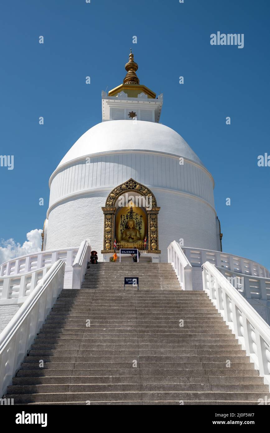 Il famoso tempio buddista della Pagoda della Pace Mondiale, Shanti Stupa, Pokhara Nepal Foto Stock